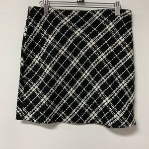 Gilli (M) black & cream plaid skirt NWT